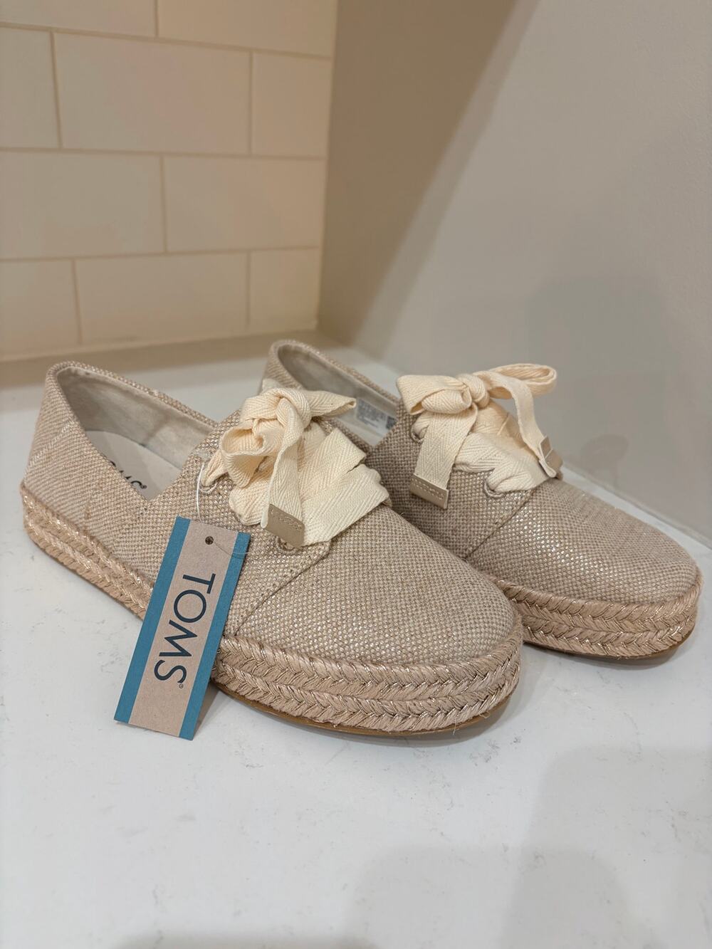 NWT TOMS Carolina Lace Up Espadrille Sneakers Champagne Glimmer Canvas Size 8